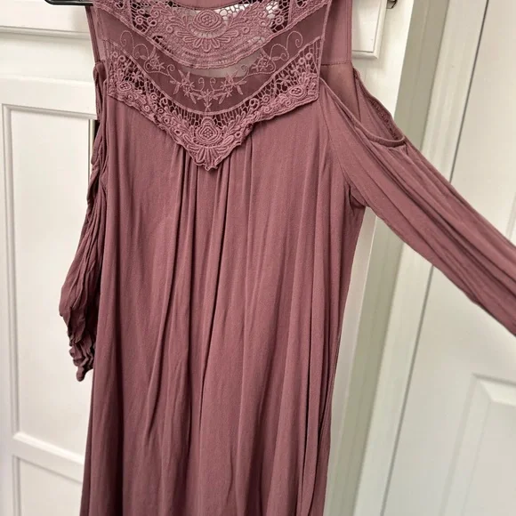 AUW Plum Lace Cold Shoulder Dress